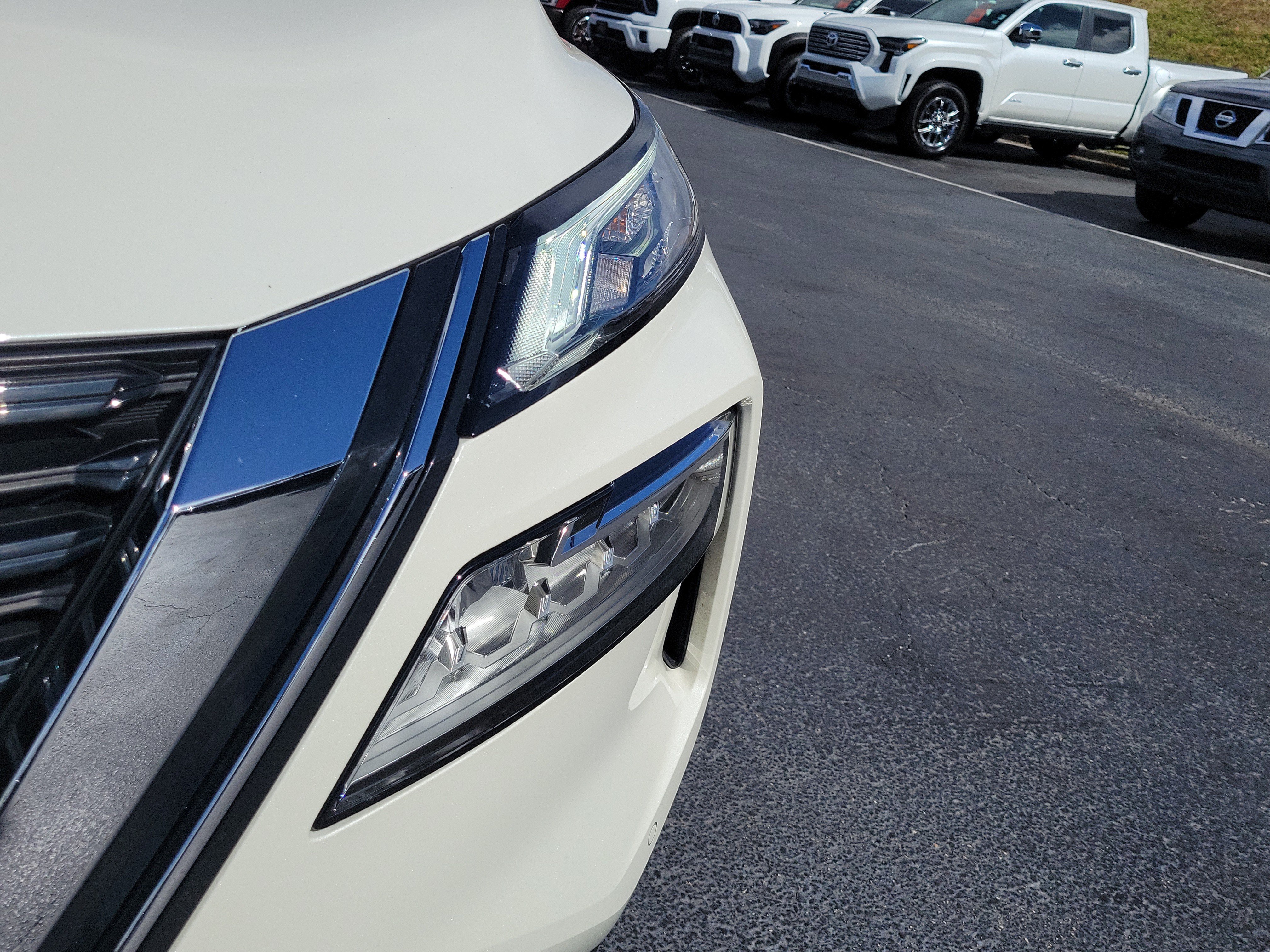 Used 2023 Nissan Rogue SL w/ SL Premium Package FWD image 3