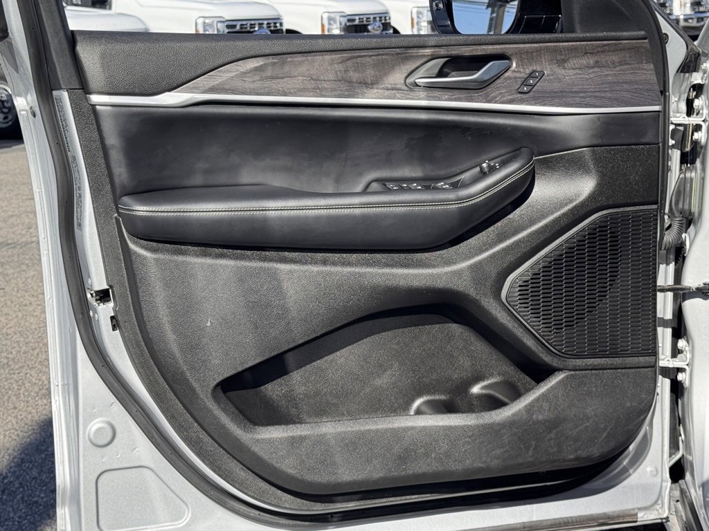 Used 2023 Jeep Grand Cherokee Limited image 15