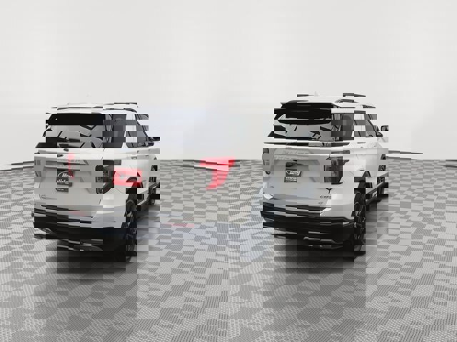 Certified 2022 Ford Explorer XLT w/ Equipment Group 202A image 4