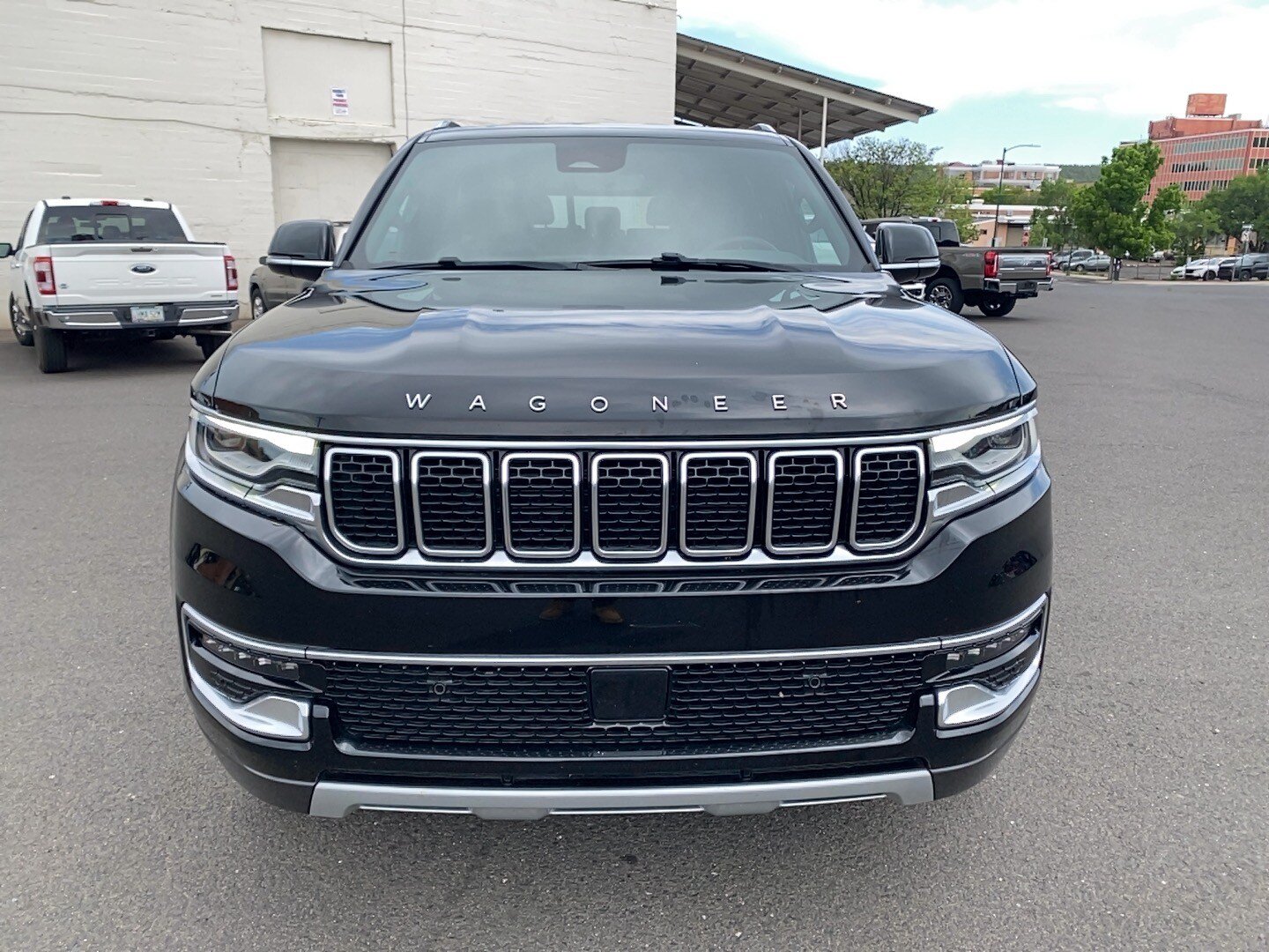 Used 2022 Jeep Wagoneer Series II w/ Premium Group I AWD/4WD image 3
