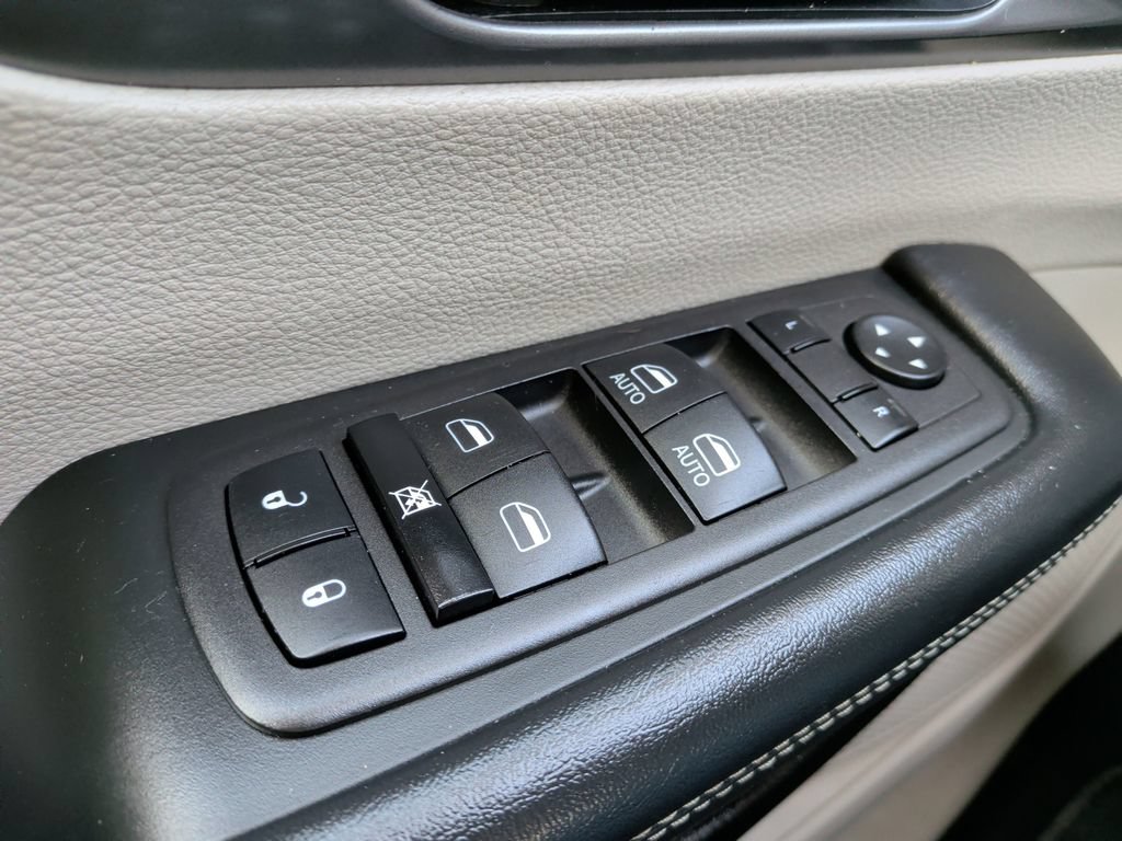 Used 2023 Chrysler Pacifica Touring-L FWD image 27