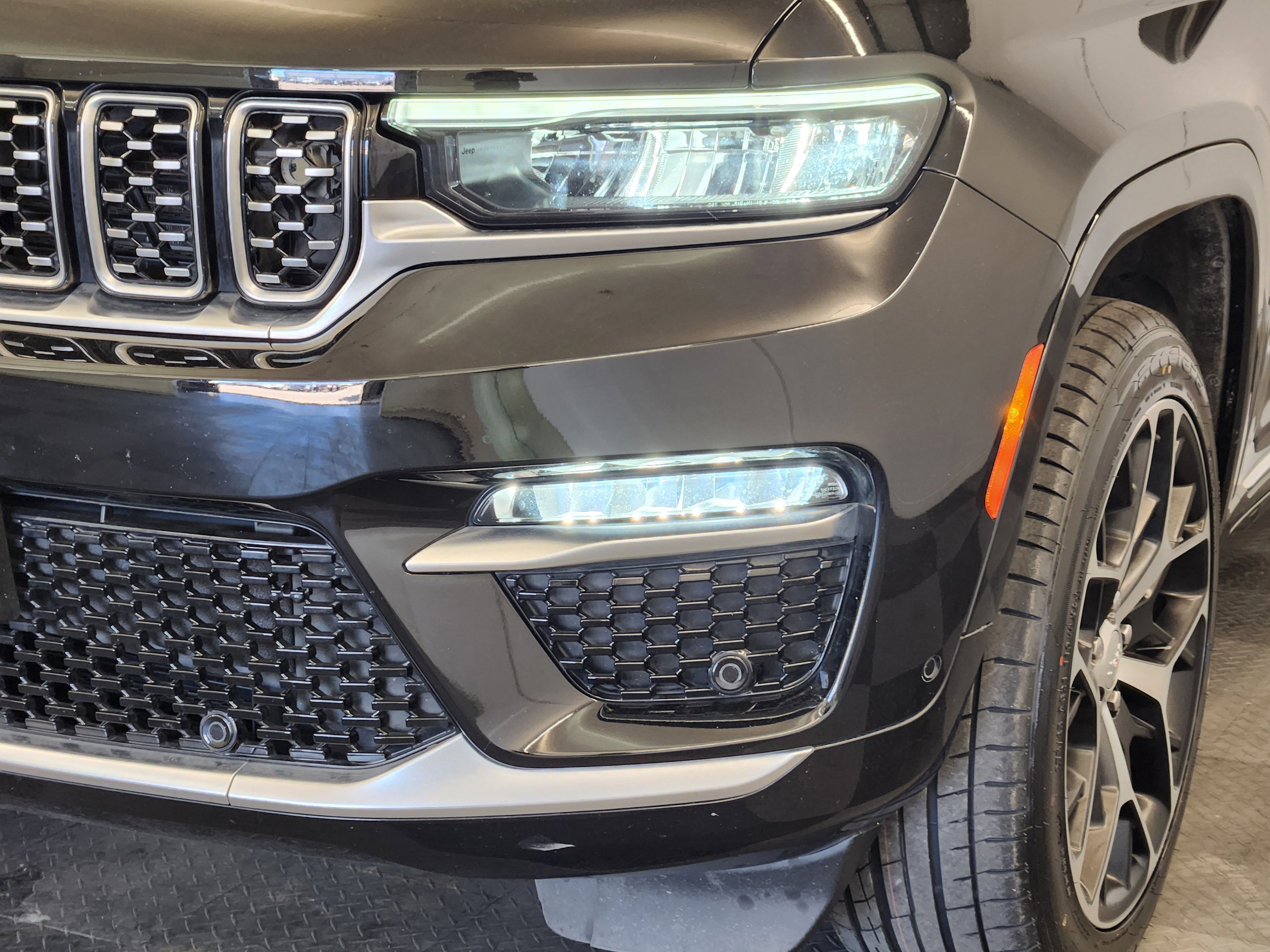 Used 2023 Jeep Grand Cherokee Summit image 8