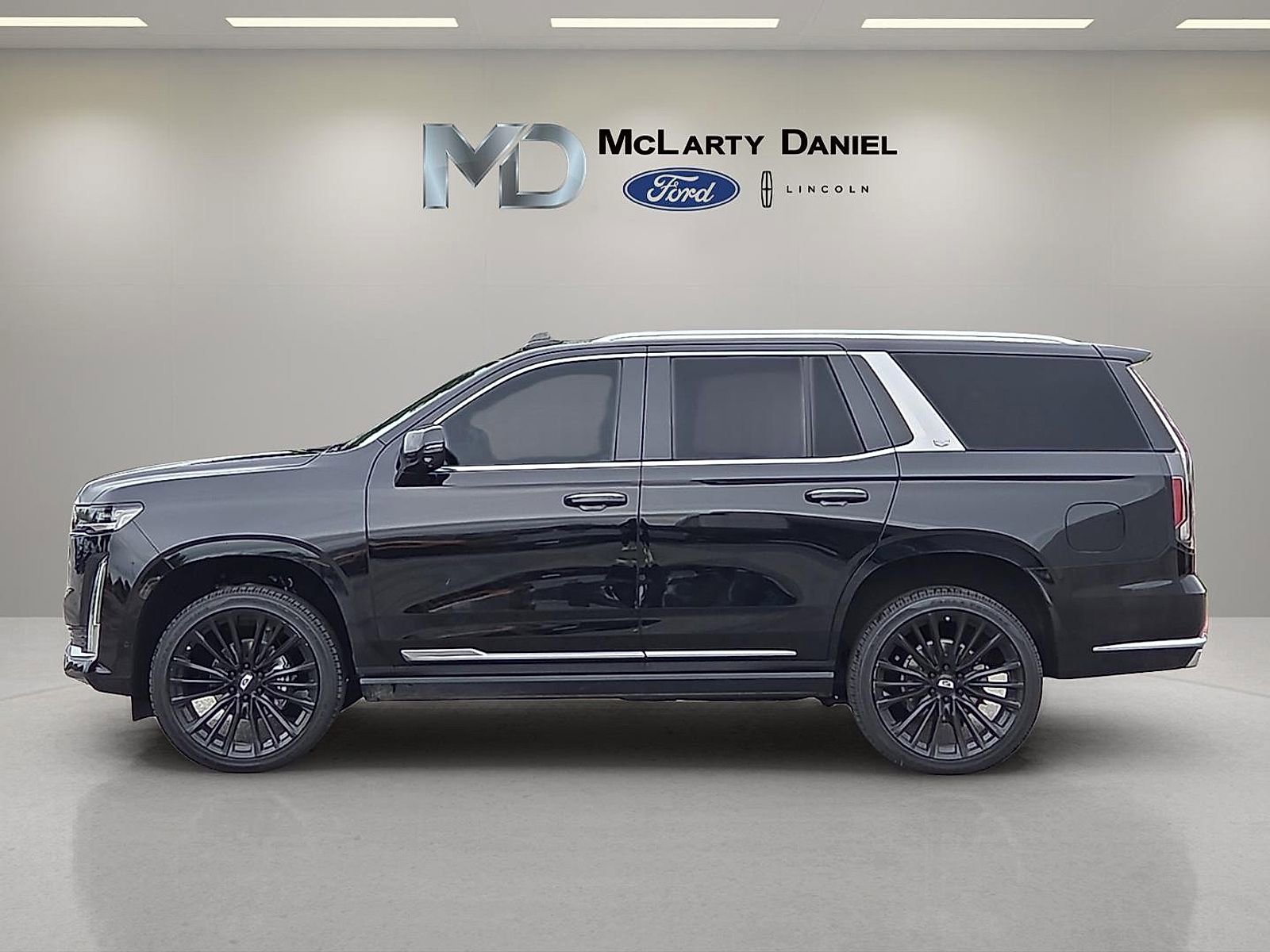 Used 2021 Cadillac Escalade Premium Luxury w/ Driver Assist Tech Package AWD/4WD image 3
