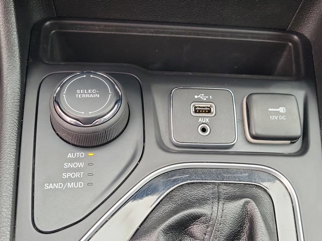Used 2021 Jeep Cherokee Latitude Plus AWD/4WD image 19