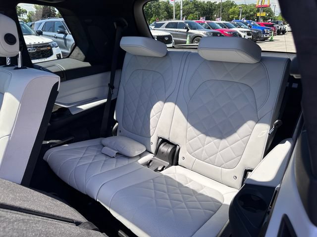 Used 2023 BMW X7 xDrive40i w/ M Sport Package AWD/4WD image 8