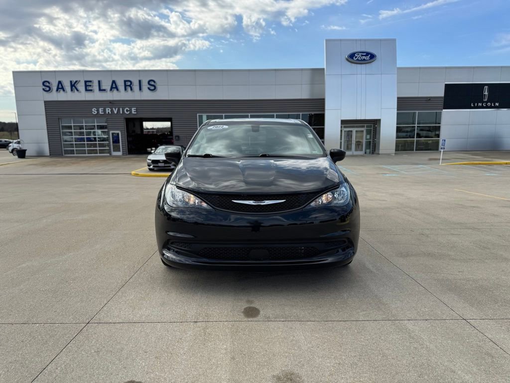 Used 2022 Chrysler Voyager LX image 5