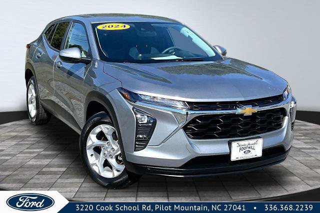 Used 2024 Chevrolet Trax LS w/ LS Convenience Package FWD image 1