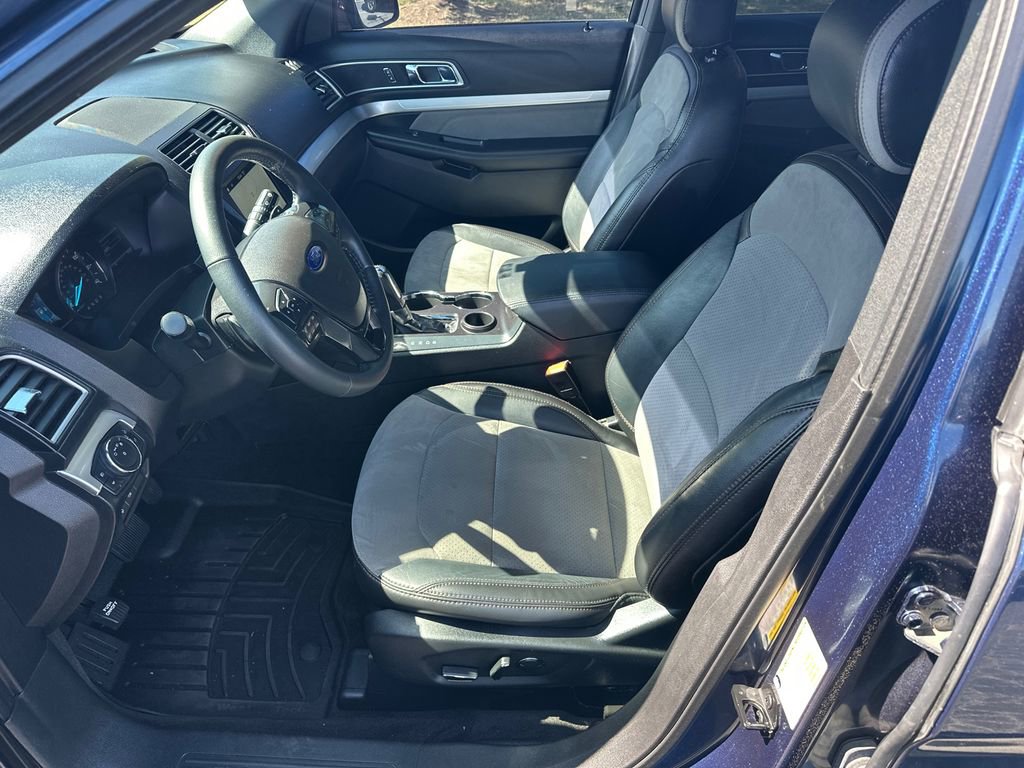 Certified 2017 Ford Explorer XLT w/ Equipment Group 202A FWD image 9