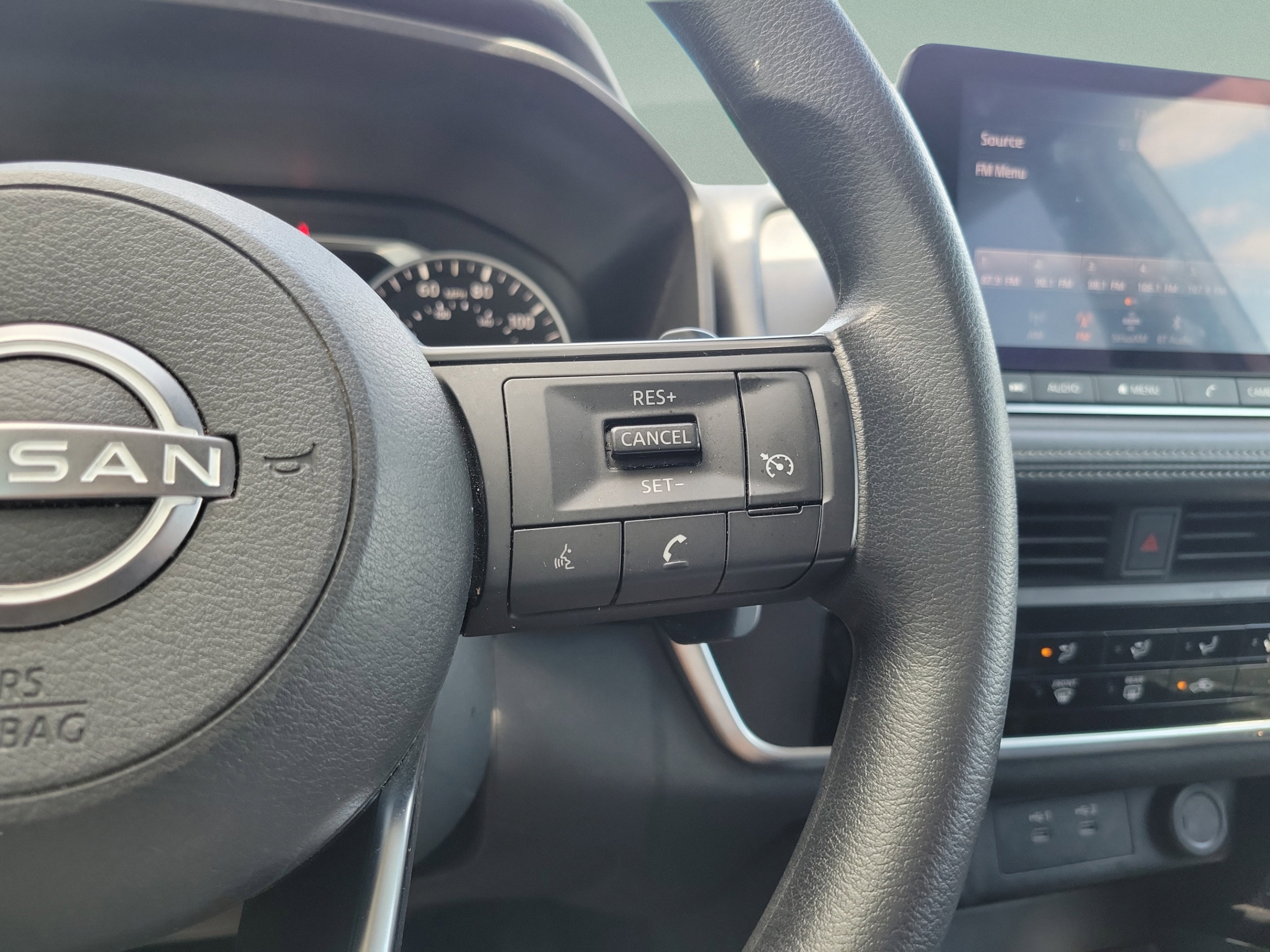 Used 2024 Nissan Rogue S AWD/4WD image 22