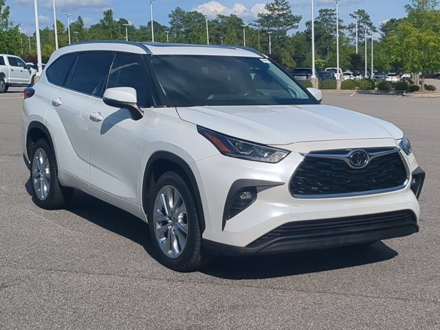 Used 2023 Toyota Highlander Limited FWD image 2