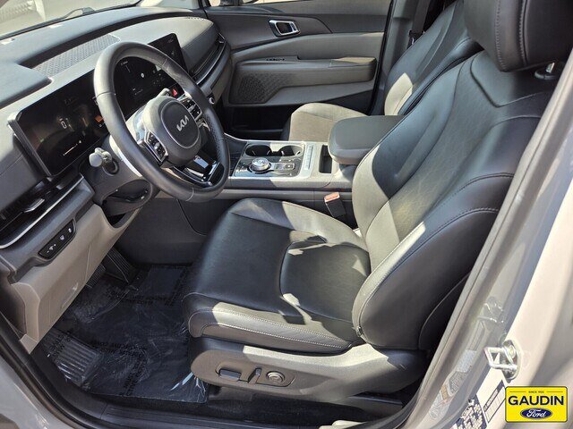 Used 2025 Kia Carnival EX FWD image 11