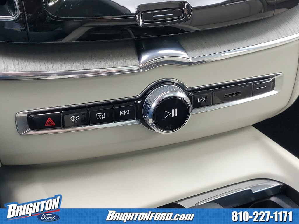 Used 2023 Volvo XC60 B5 Plus AWD/4WD image 28