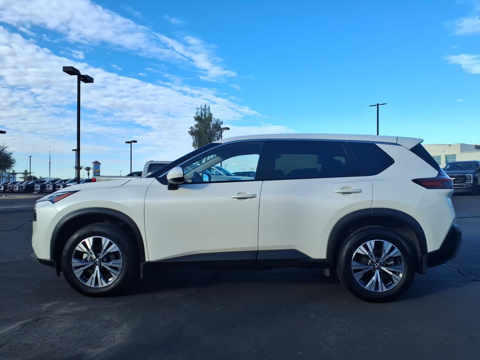 Used 2023 Nissan Rogue SV image 3