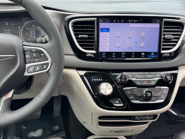 Used 2024 Chrysler Pacifica Touring-L FWD image 12