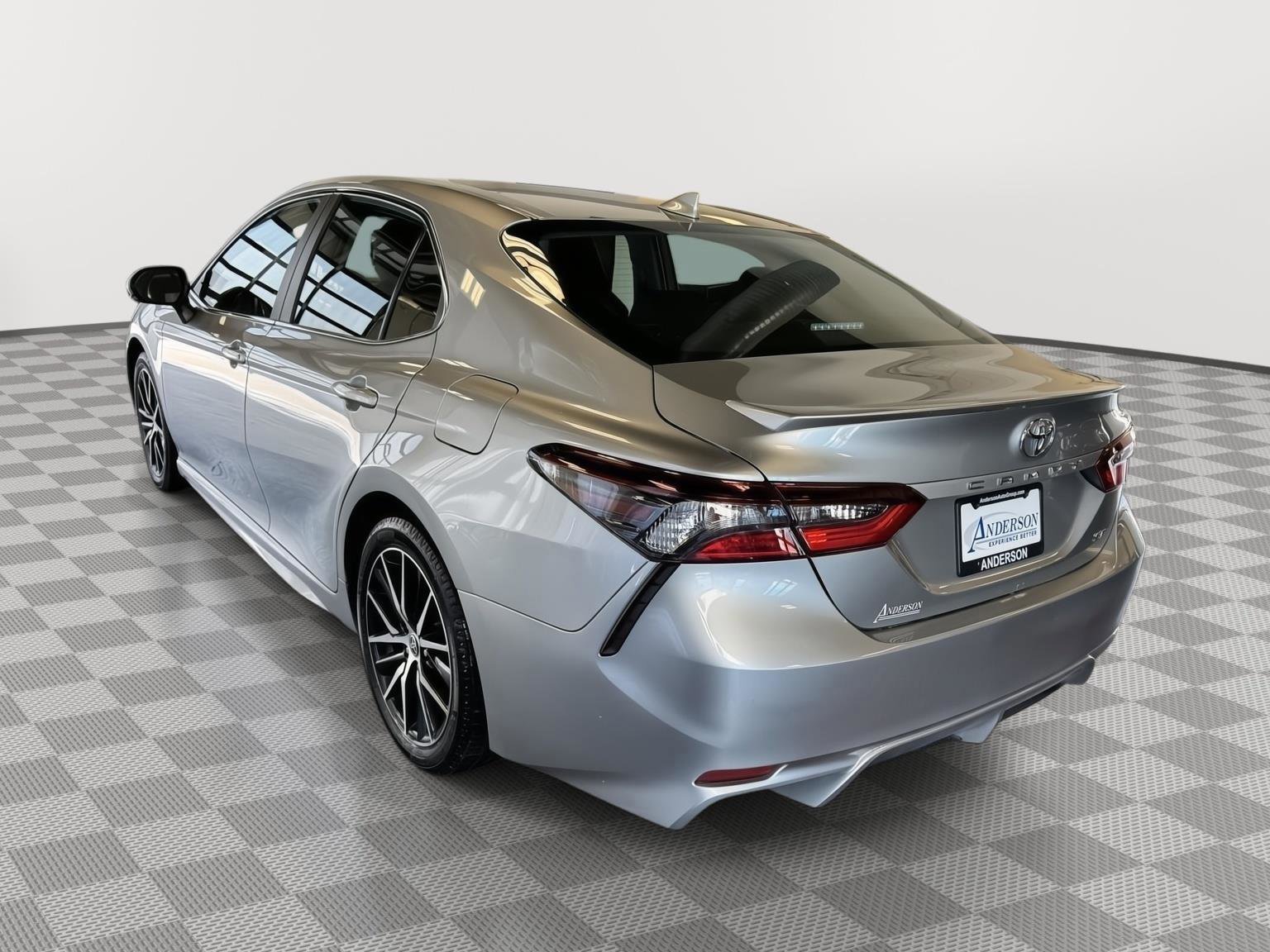 Used 2022 Toyota Camry SE FWD image 3