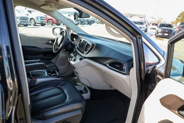 Used 2018 Chrysler Pacifica Touring-L Plus w/ Tire & Wheel Group image 31
