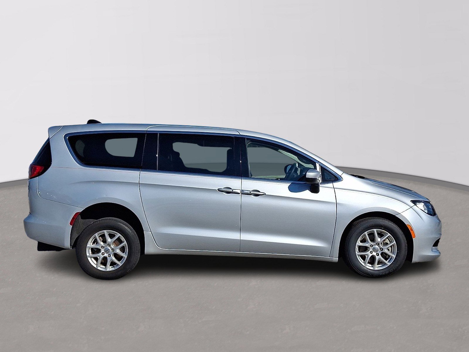 Used 2022 Chrysler Voyager LX image 7