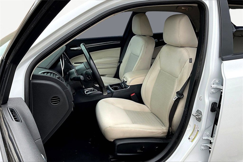 Used 2022 Chrysler 300 Touring w/ Sport Appearance Package image 25