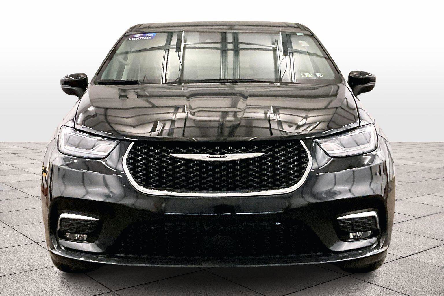 Used 2023 Chrysler Pacifica Touring-L image 6