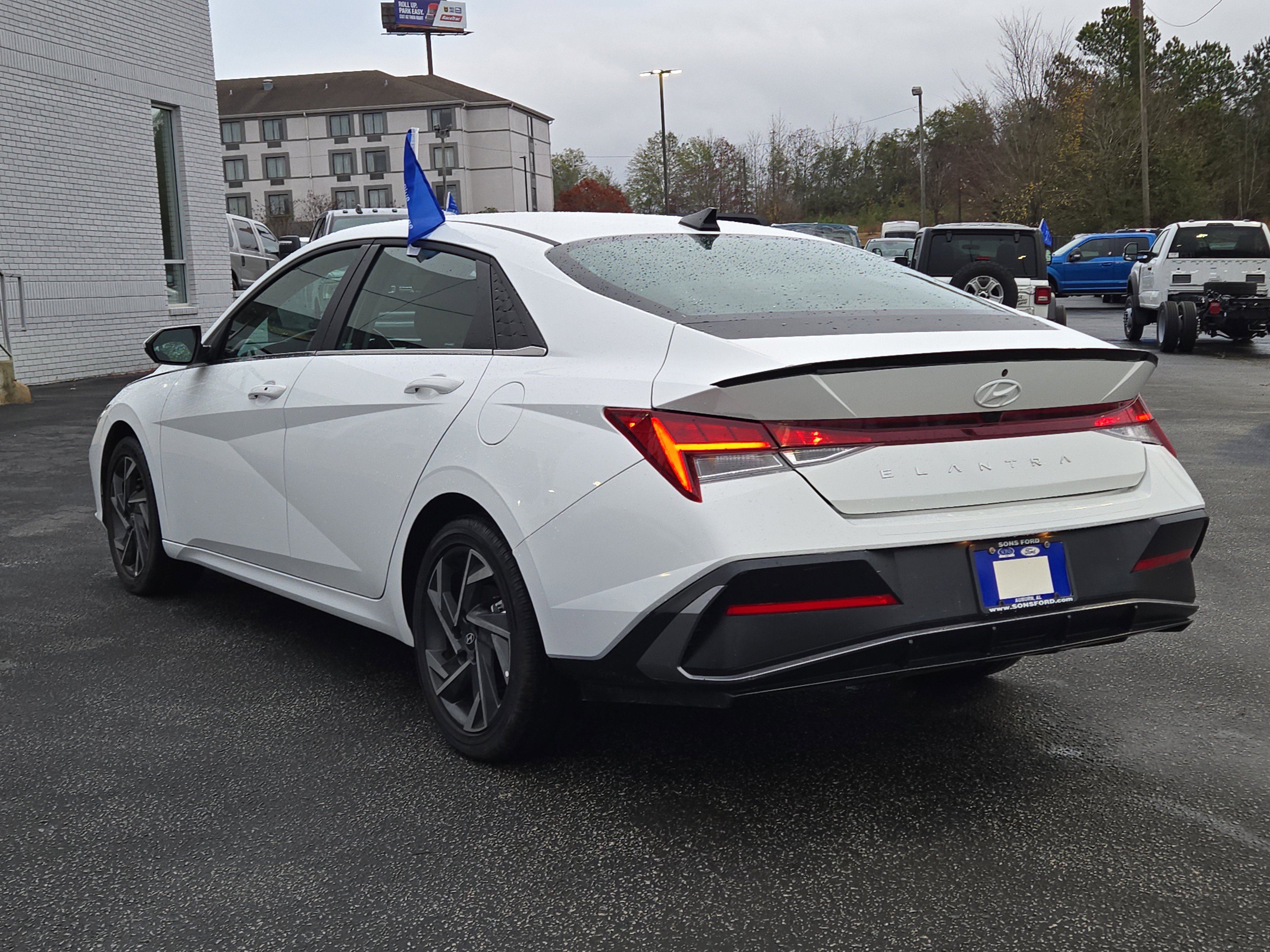 Used 2025 Hyundai Elantra SEL image 8