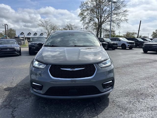 Used 2025 Chrysler Pacifica Select image 6