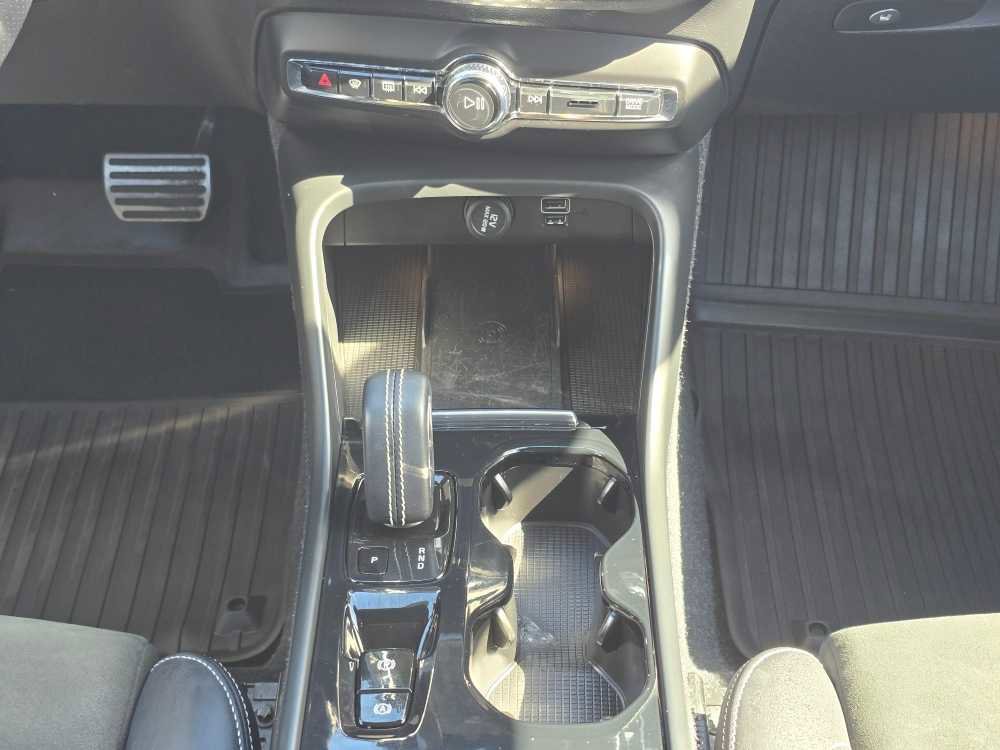 Used 2019 Volvo XC40 T5 R-Design image 13