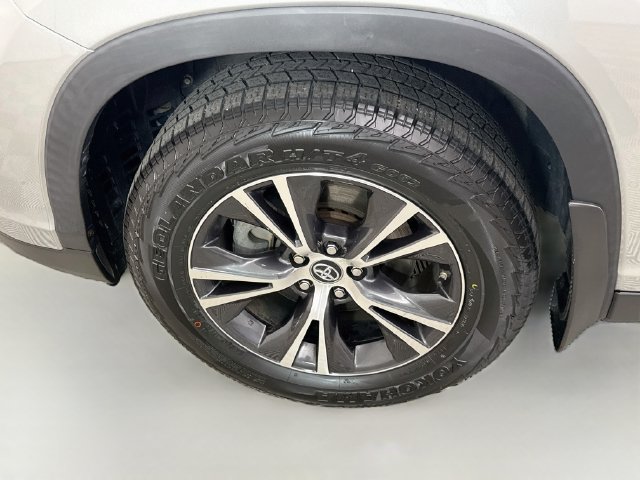 Used 2019 Toyota Highlander LE AWD/4WD image 30