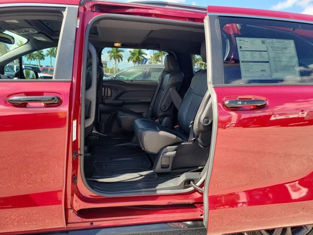 Used 2022 Toyota Sienna XSE image 14