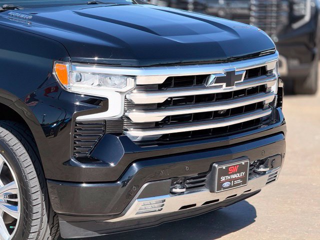 Used 2023 Chevrolet Silverado 1500 High Country w/ Technology Package AWD/4WD image 9