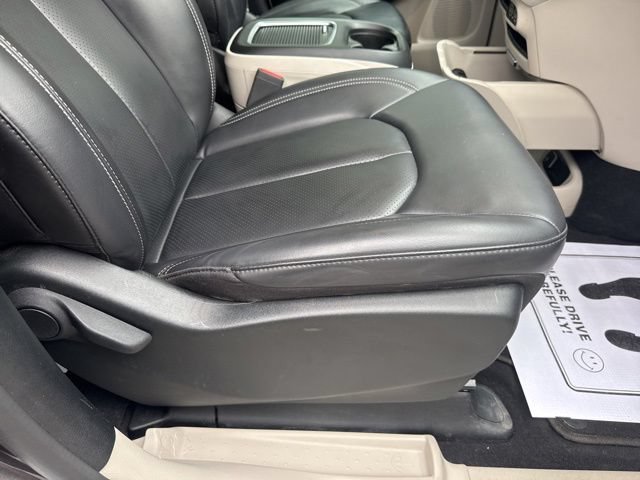Used 2023 Chrysler Pacifica Touring-L FWD image 14