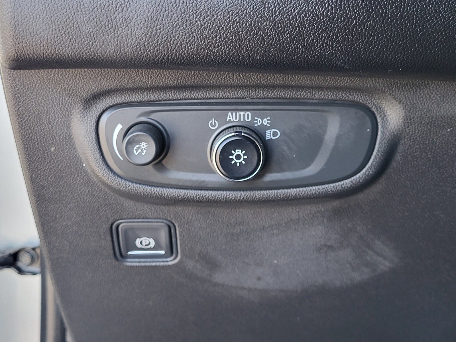 Used 2023 GMC Terrain SLE w/ Driver Convenience Package image 23