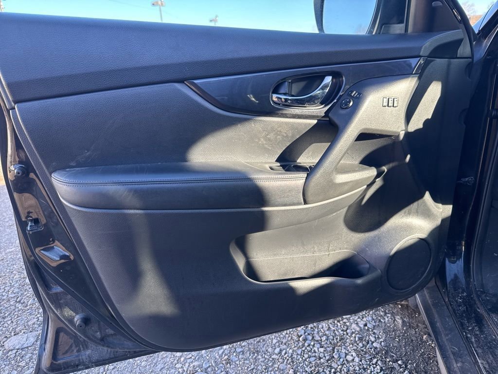 Used 2018 Nissan Rogue SV w/ Premium Package image 11