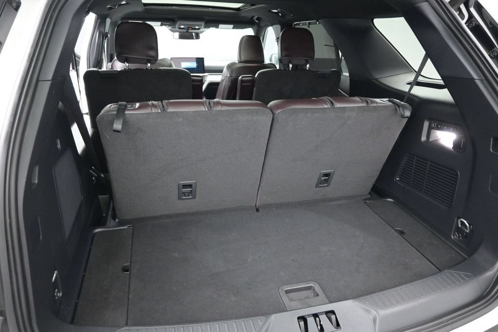 Certified 2025 Ford Explorer Platinum RWD image 9