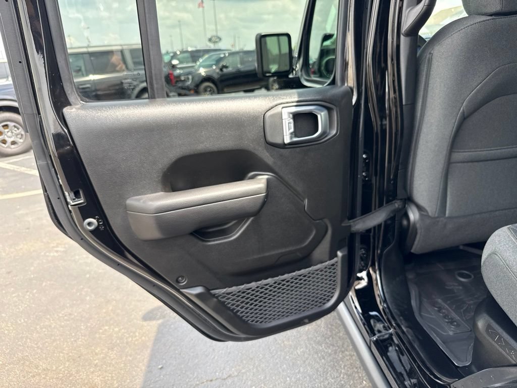 Used 2024 Jeep Wrangler Unlimited AWD/4WD image 32