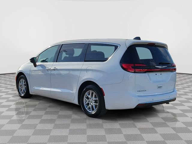 Used 2024 Chrysler Pacifica Touring-L FWD image 4
