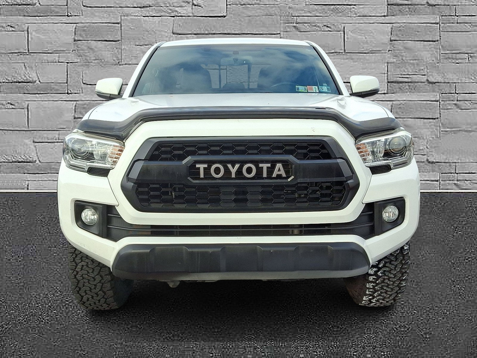 Used 2017 Toyota Tacoma TRD Off-Road image 3