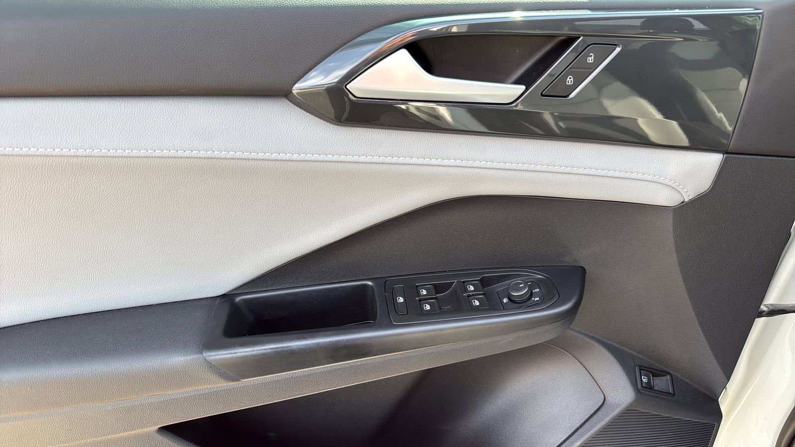 Used 2022 Volkswagen Taos SEL FWD image 11