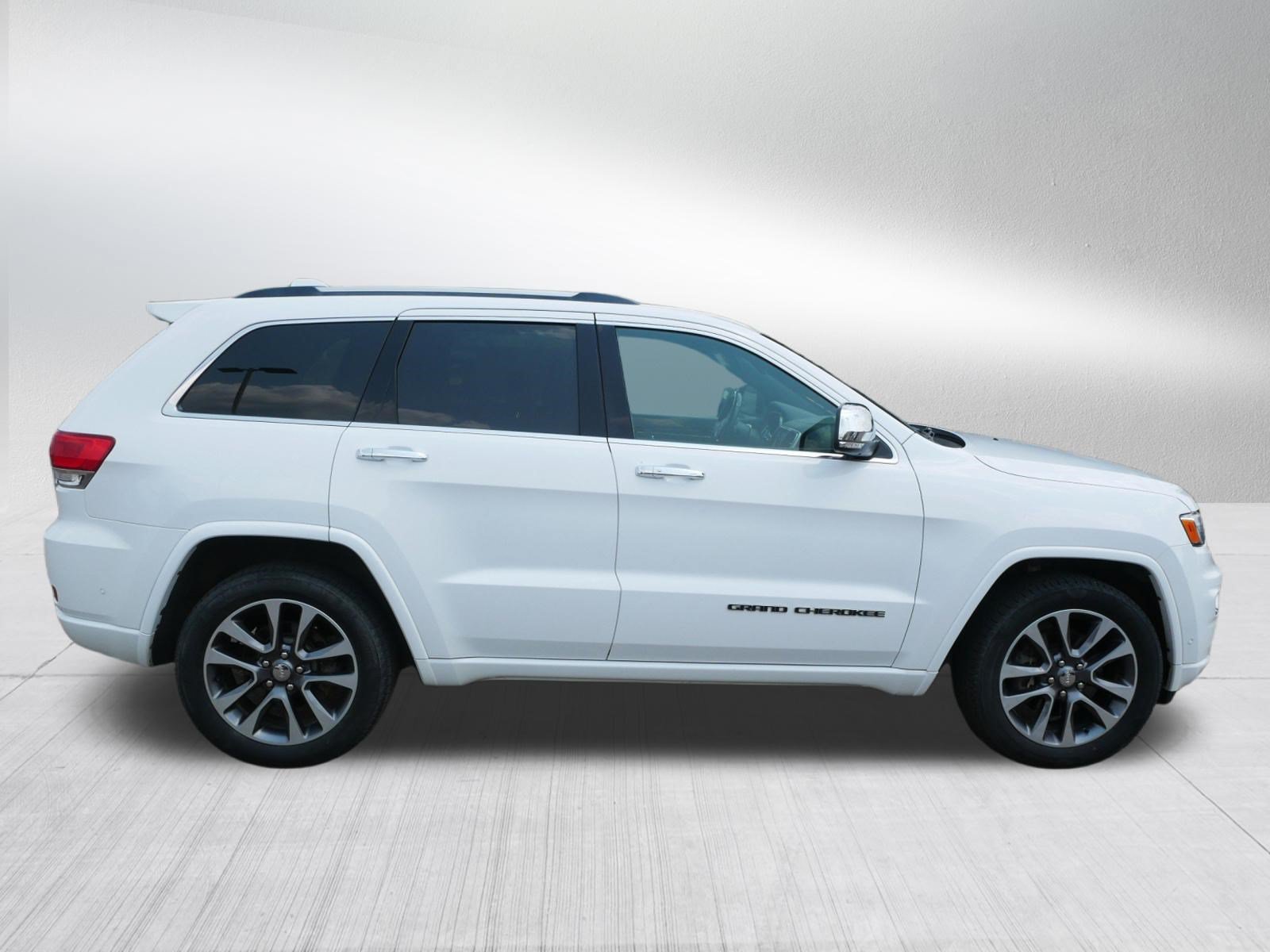 Used 2018 Jeep Grand Cherokee Overland w/ Jeep Active Safety Group AWD/4WD image 8