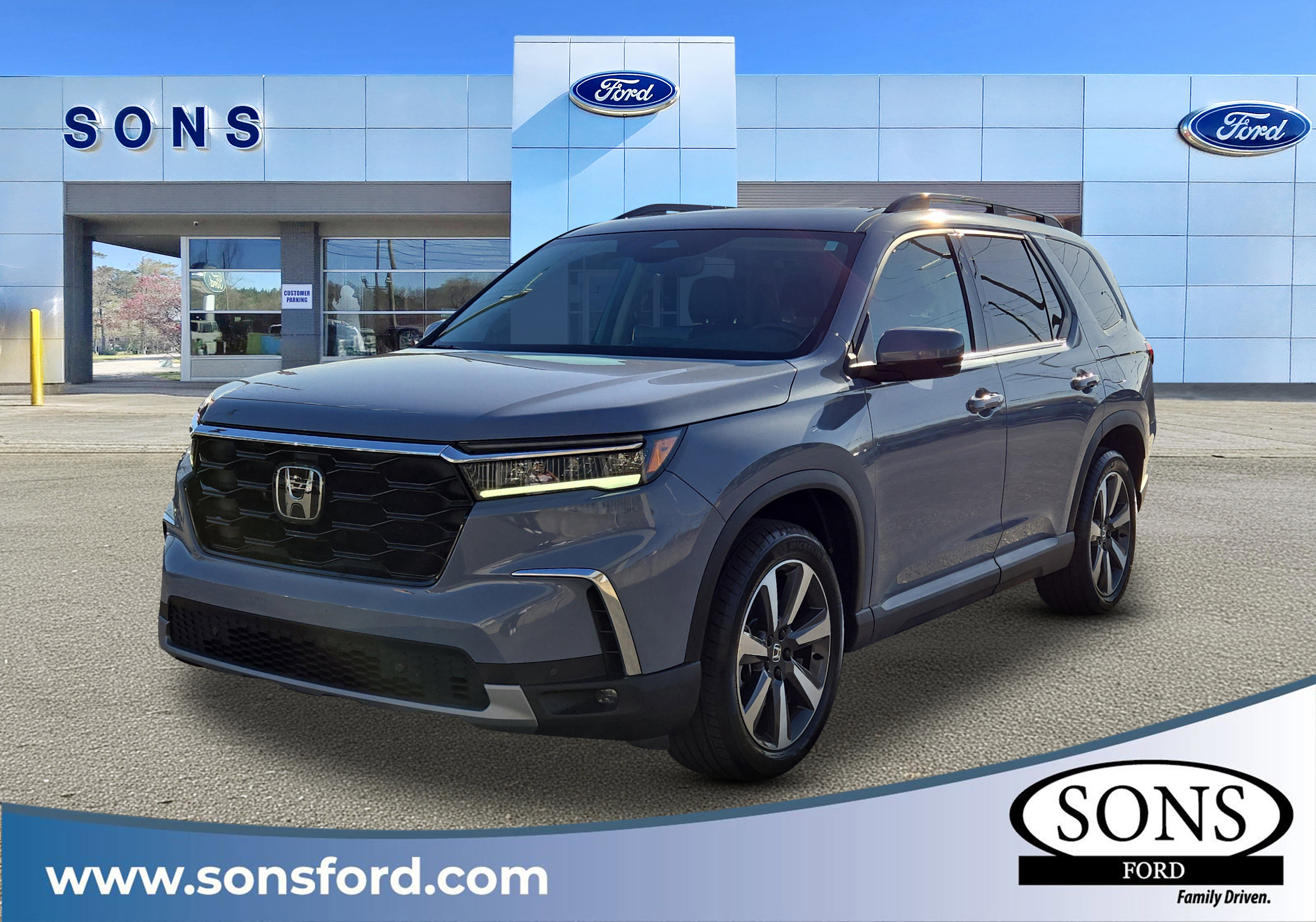 Used 2024 Honda Pilot Touring image 1