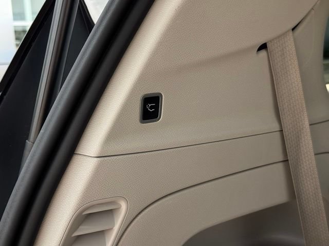 Used 2023 Chrysler Pacifica Touring-L FWD image 43