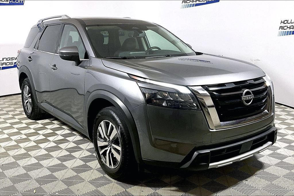 Used 2025 Nissan Pathfinder SL FWD image 3