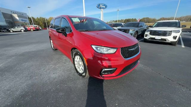 Used 2025 Chrysler Pacifica Select image 10