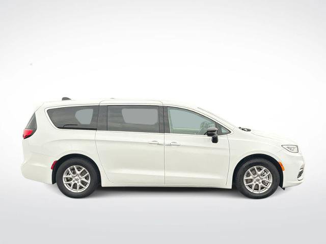 Used 2024 Chrysler Pacifica Touring-L FWD image 9
