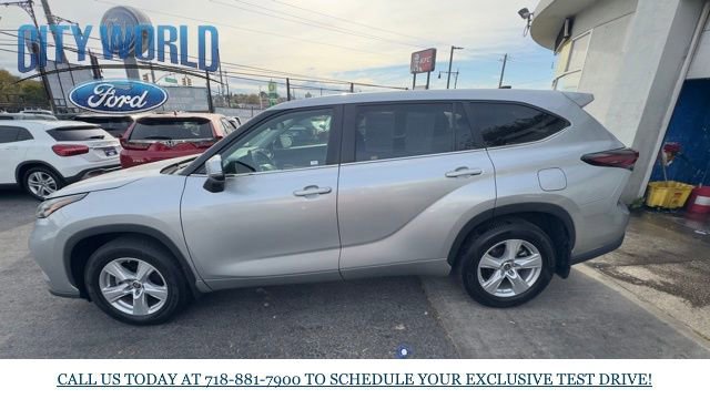 Used 2024 Toyota Highlander LE image 6