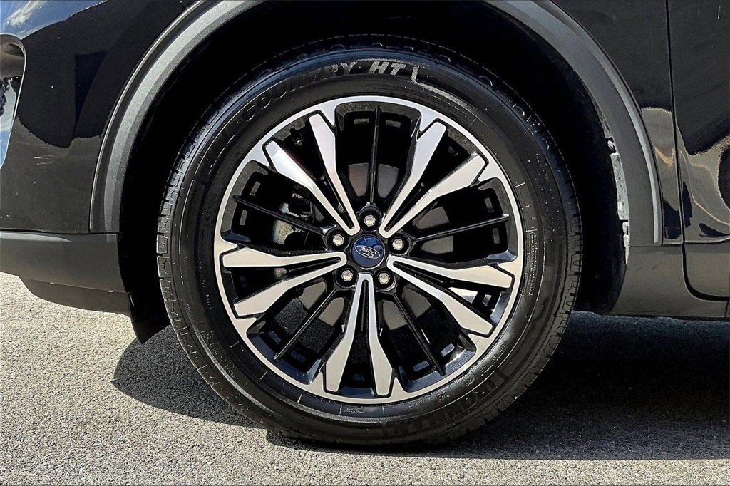 Certified 2022 Ford Escape SEL w/ SEL Stealth AWD Package image 9