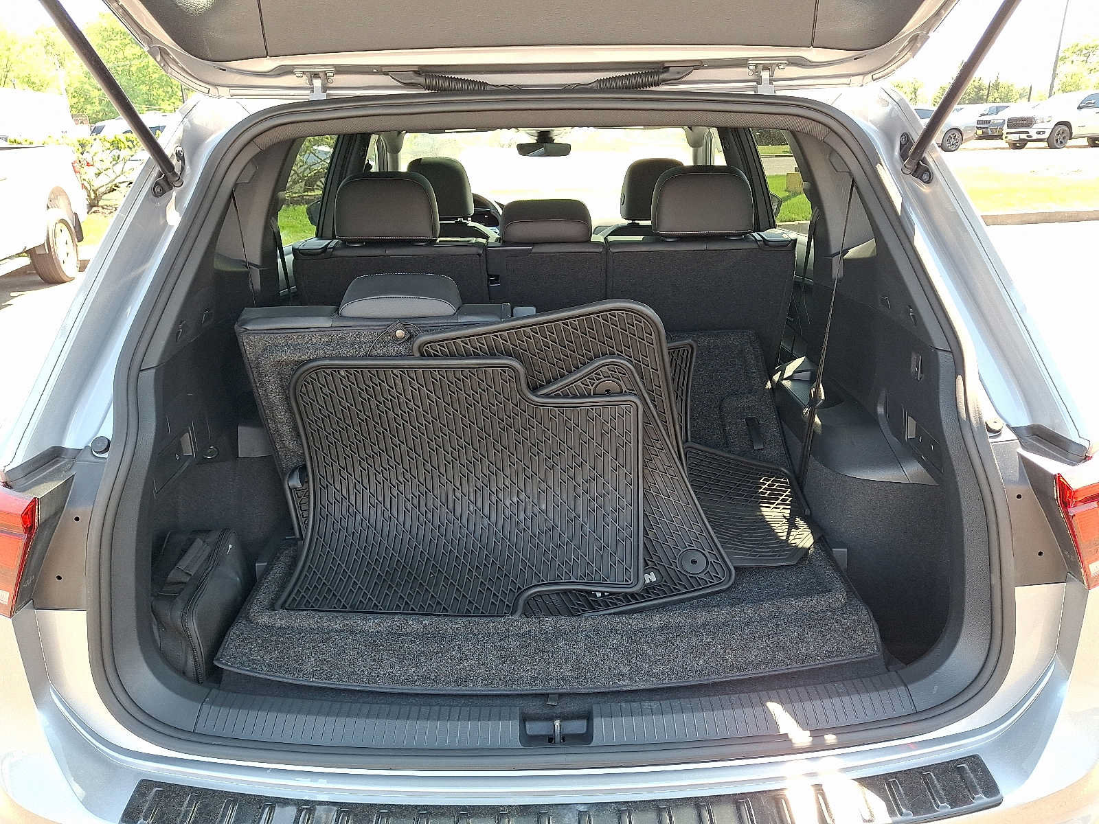 Used 2023 Volkswagen Tiguan SE R-Line FWD image 28