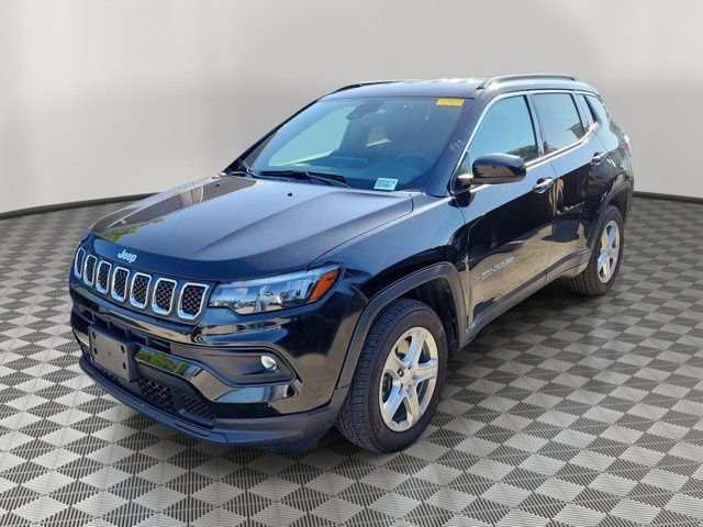 Used 2024 Jeep Compass Latitude AWD/4WD image 2