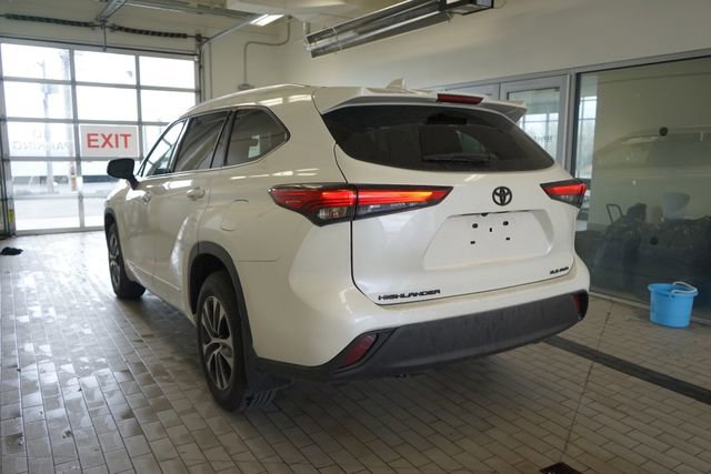 Used 2021 Toyota Highlander XLE AWD/4WD image 11