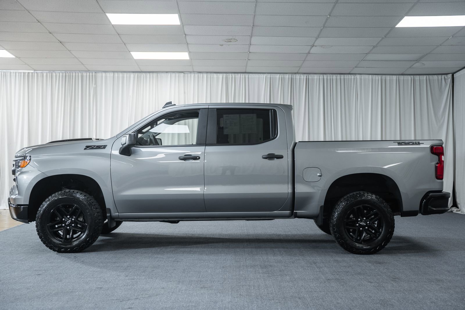 Used 2025 Chevrolet Silverado 1500 Custom Trail Boss w/ Dark Appearance Package AWD/4WD image 5