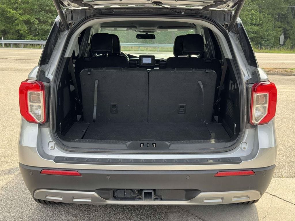 Certified 2023 Ford Explorer XLT w/ Equipment Group 202A RWD image 17
